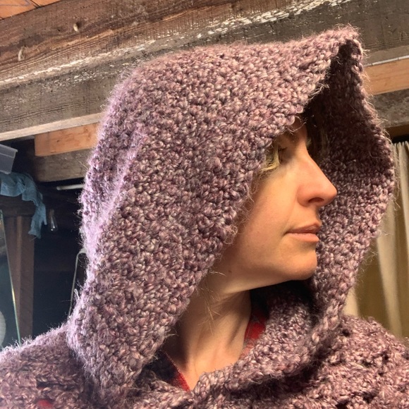 Handmade cape/shawl with generous hood - Picture 5 of 9